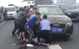 Video: Hàng chục tài xế lật xe ôtô cứu người đàn ông bị mắc kẹt