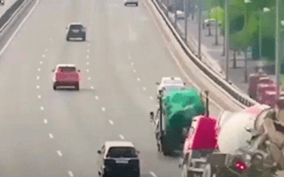 Video: Xe trộn bê tông mất lái tông trúng xe chở rác trên cao tốc