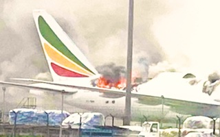 Video: Máy bay Boeing bốc cháy tại sân bay Trung Quốc