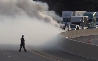 Video: Xe tải lao vào dải phân cách rồi bốc cháy dữ dội, giao thông tắc nghẽn