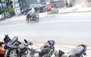 Video: Tên cướp giật dây chuyền làm người đàn ông ngã xuống đường