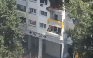 Video: Thả hai cháu bé từ tầng 3 của một chung cư đang cháy