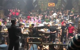 Video: Cảnh sát bất ngờ ập vào một quán bar ở quận Bình Tân