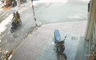 Video: Né công an, một thanh niên đâm vào cột biển báo