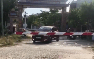 Video: Ôtô bị tàu hỏa đâm văng khỏi đường ray ở Quảng Nam