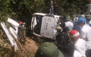 Video: Đang cẩu xe khách để đưa nạn nhân bị mắc kẹt bên trong ra ngoài