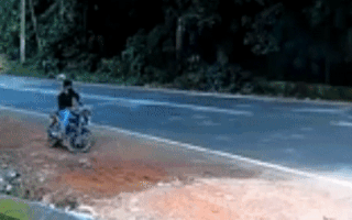 Video: Ôtô đâm vào xe ủi để cứu một thanh niên dừng xe bên lề đường
