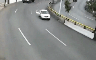 Video: Ôtô đang chạy bị bung cửa, bé trai rơi khỏi xe