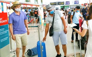 Video: Huy động máy bay tối đa đưa du khách rời Đà Nẵng trước 0h ngày 28-7