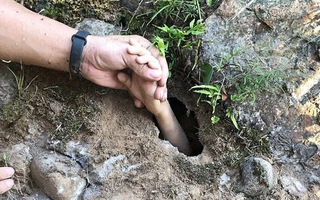 Video: Cứu cháu bé 7 tuổi bị cuốn vào hang ngầm khi đi bơi