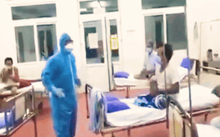 Video: Bác sĩ hát '5 anh em trên một chiếc xe tăng' động viên tinh thần bệnh nhân COVID-19 ở Đà Nẵng