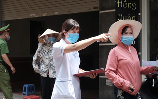 Video: Hà Nội lập chốt kiểm soát khử trùng 2 nơi có ca nghi nghiễm COVID-19