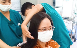 Video: Bác sĩ cắt tóc để lên tuyến đầu chống dịch Covid-19 ở Đà Nẵng