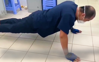Video: Bác sĩ Bệnh viện Đà Nẵng 'thi tập thể dục' trong khu cách ly