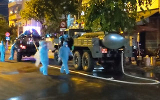 Video: Xe quân đội phun khử trùng các khu vực phong tỏa ở Đà Nẵng