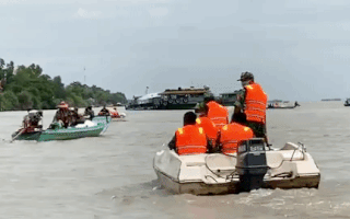 Video: Phát hiện 41 người nhập cảnh trái phép bằng 8 vỏ lãi vào biên giới Việt Nam