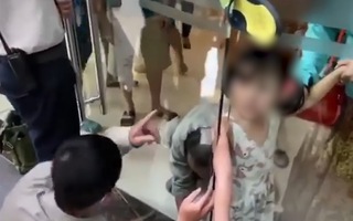 Video: Giải cứu bé gái bị kẹt cánh tay vào cửa kính cường lực