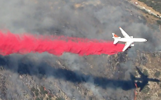 Video: Dùng trực thăng và máy bay rải hóa chất, thả bom nước dập cháy rừng