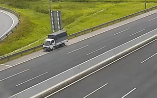 Video: Nữ tài xế lái xe tải chạy lùi 1km trên cao tốc Hà Nội - Hải Phòng