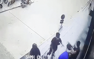 Video: Truy bắt nhóm thanh niên nổ súng hỗn chiến trước trung tâm thương mại