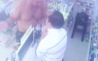 Video: Túm cổ áo đánh dược sĩ vì bán thuốc không khỏi bệnh