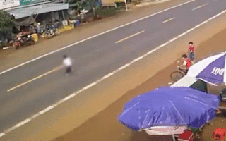 Video: Bé trai chạy qua đường bị ôtô tông văng lên capô
