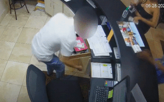 Video: Cặp đôi mua hàng giả vờ cãi nhau để đánh nhân viên, cướp tiền ở cửa hàng
