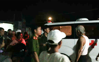 Video: Tắm biển, ba thanh niên bị sóng cuốn trôi