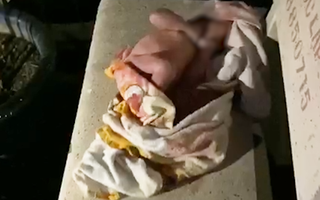 Video: Phát hiện bé trai sơ sinh bỏ trên ghế đá