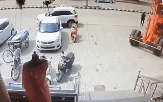 Video: Máy phát điện rơi xuống đất từ ​​một cần cẩu