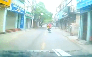 Video: Người phụ nữ ngồi sau xe máy ngã trước đầu xe ôtô