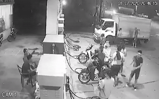 Video: 3 thanh niên đi xe máy, châm lửa hút thuốc gây cháy ở cây xăng