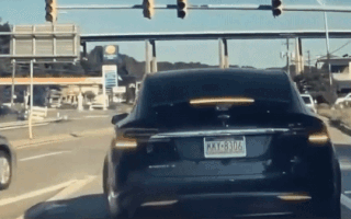 Video: Ôtô bị tông văng lên lề đường khi dừng đèn đỏ