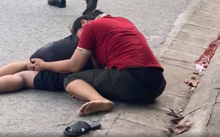 Video: Mẹ ôm thi thể con khóc sau tai nạn xe máy đâm trực diện xe tải