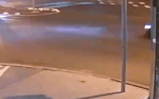 Video: Xe máy vượt đèn đỏ, đâm ôtô rồi lộn nhào nhiều vòng