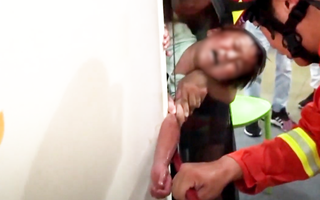 Video: Dùng xà beng cứu bé trai bị kẹt tay vào cửa kính