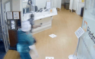 Video: Nữ tài xế mất lái đâm thẳng vào phòng cấp cứu của bệnh viện