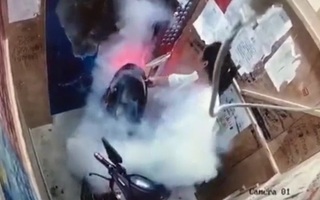 Video: Người phụ nữ lái xe tay ga vào thang máy gây hỏa hoạn