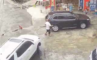 Video: Cháu bé thoát chết sau khi bị lọt vào gầm xe ôtô