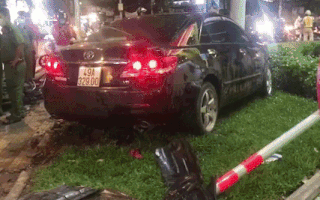 Video nóng: Một phụ nữ lái ôtô đâm hàng loạt xe máy, ít nhất 10 người bị thương