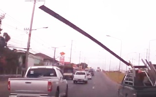 Video: Tuýp sắt rơi từ xe ôtô đang chạy trên đường suýt gây tai nạn