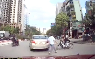 Video: Hai thanh niên bỏ xe máy tháo chạy sau khi tông trúng ôtô