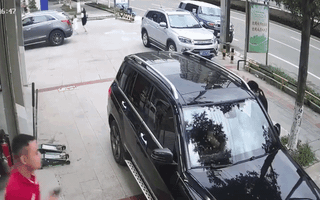Video: Mái che 'trên trời' rơi xuống đâm bể kính ôtô
