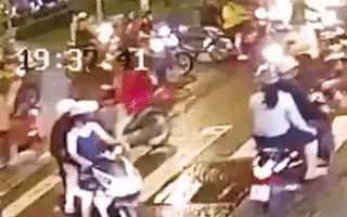 Video: khoảnh khắc nữ tài xế lái ôtô húc hàng loạt xe máy ở Bình Thạnh