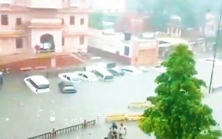 Video: Mưa lớn khiến đường phố ở Ấn Độ ngập sâu hơn 3m, hàng nghìn ôtô chết máy