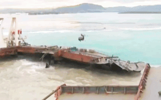 Video: Tàu gãy đôi gây sự cố tràn 4.000 tấn dầu trên biển Mauritius