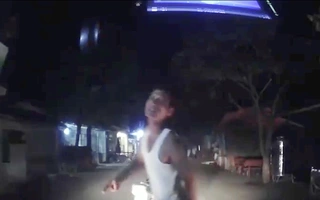 Video: Không đội nón bảo hiểm, đi xe vào làn ngược chiều còn chặn đường đánh tài xế