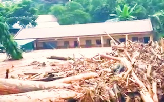 Video: Lũ dữ quét qua trường tiểu học ở Điện Biên