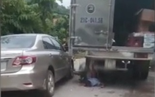 Video: Vượt ôtô, một thanh niên tông vào đuôi xe tải tử vong