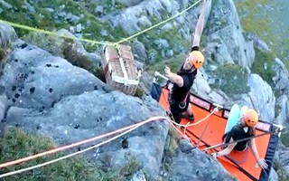 Video: Cắm trại, đi dây, ngủ cheo leo trên vách núi cao hơn 1000m